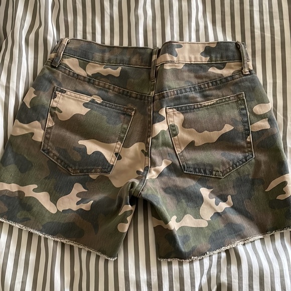 Gap camouflage shorts. Size 24. 5inch. - Picture 3 of 5